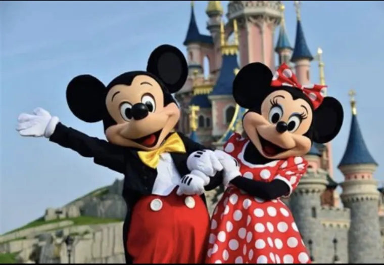 À Disneyland Paris, rencontrer Mickey et Minnie Mouse est une expérience incontournable pour de nombreux visiteurs. Ces personnages emblématiques sont présents dans divers endroits du parc, offrant des moments magiques aux petits et aux grands.  Où rencontrer Mickey et Minnie à Disneyland Paris ?  Rencontres programmées : Consultez l'application officielle de Disneyland Paris pour connaître les horaires et lieux des rencontres avec les personnages. Mickey et Minnie apparaissent régulièrement dans des points
